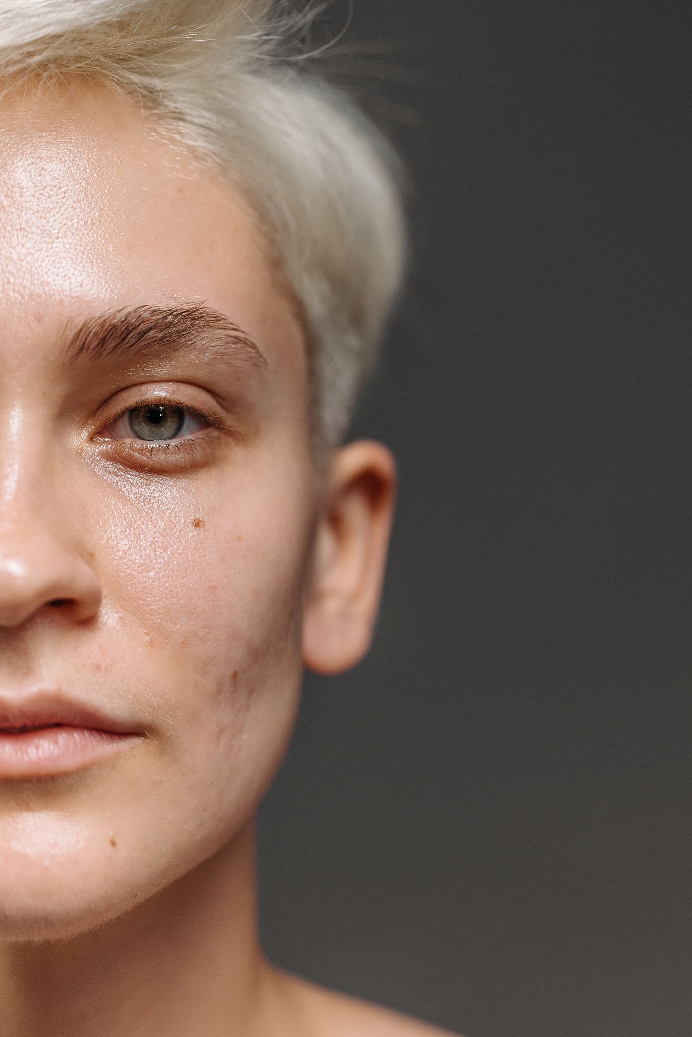 Beauty-Inspiration: natürliches Gesicht mit ausdrucksstarker Augenbraue